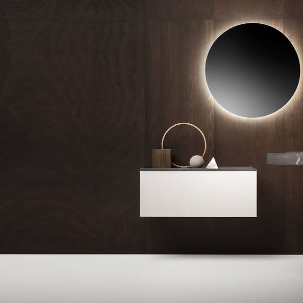 Ein Badezimmer mit einer Holzwand und einem runden Spiegel. | casaceramica