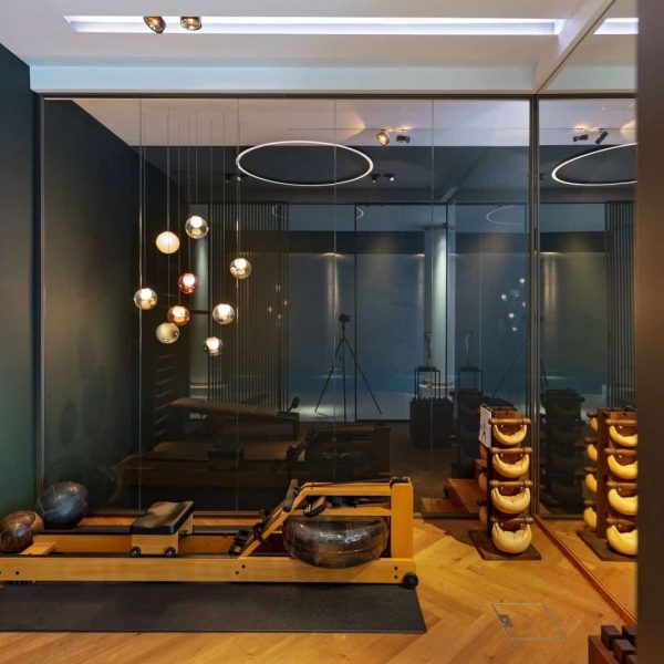 Ein Fitnessraum mit Holzboden und großem Spiegel zum Wohlfühlen. | casaceramica