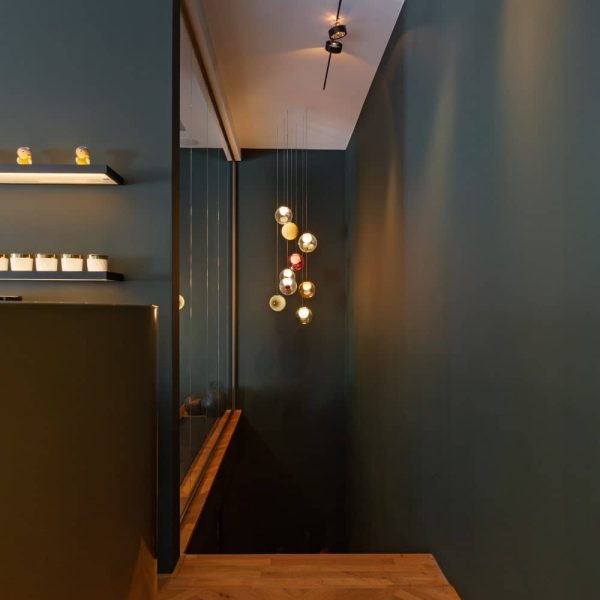 Ein dunkler Raum mit Holzböden und Regalen, perfekt für eine Badausstellung oder die Präsentation von Sanitärprodukten. | casaceramica