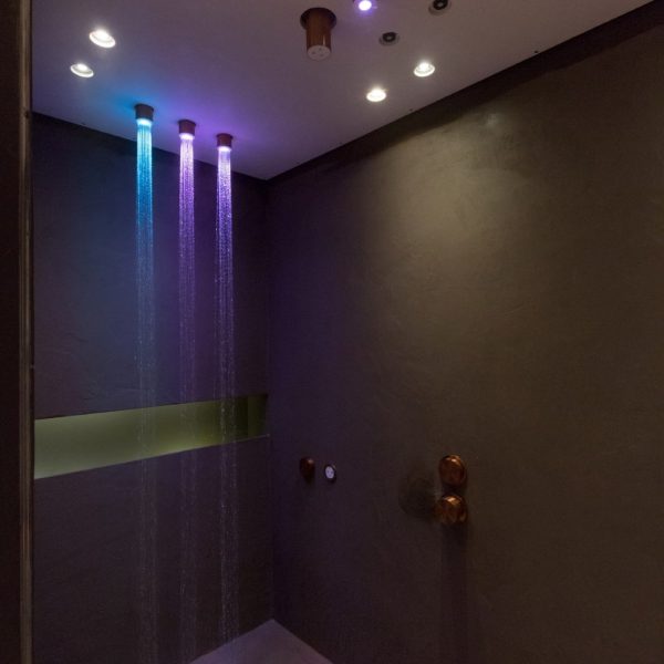Ein Badezimmer mit Dusche und farbigem Licht für einen Hauch von Wellness. | casaceramica