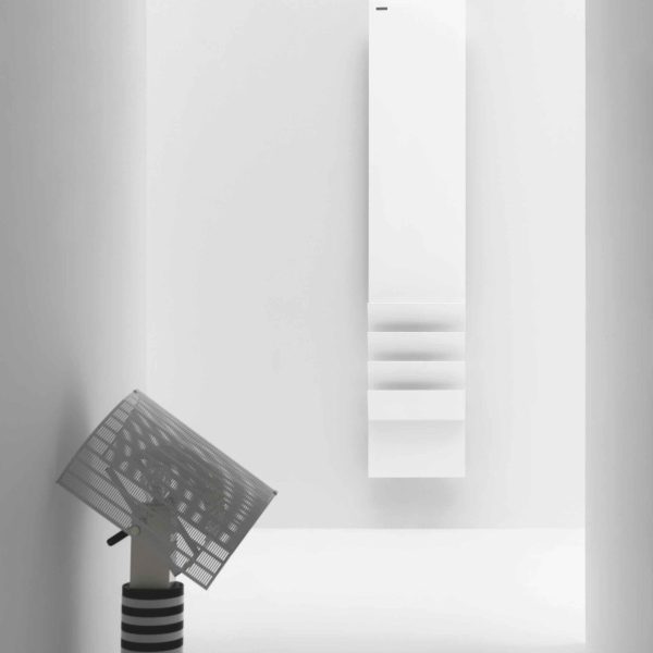 Ein weißer Heizkörper in einem Raum mit einer Lampe. (Schlüsselwörter nicht verwendet) | casaceramica