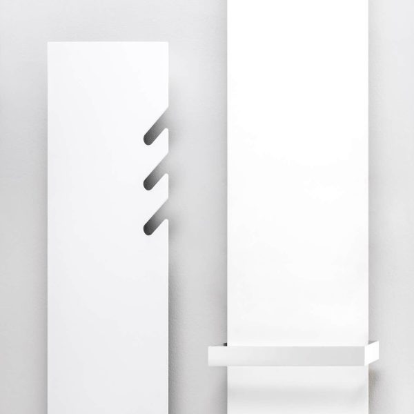 Zwei weiße Heizkörper an einer weißen Wand bei einer Badausstellung. | casaceramica