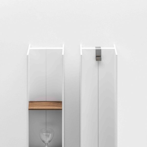 Ein weißes Regal mit Glasplatte in einer Badausstellung. | casaceramica