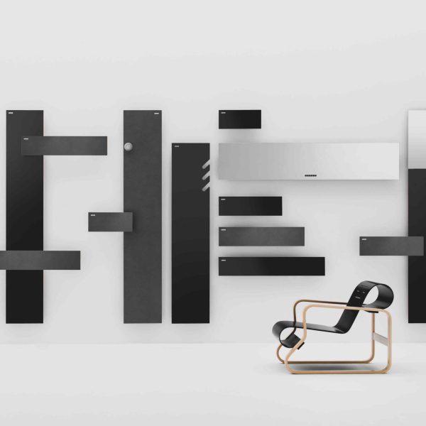 Ein schwarz-weißer Stuhl vor einer Wand. | casaceramica