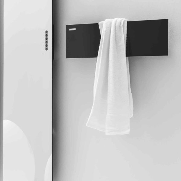 Ein Handtuchhalter mit einem daran hängenden Handtuch in einem Badezimmer. | casaceramica