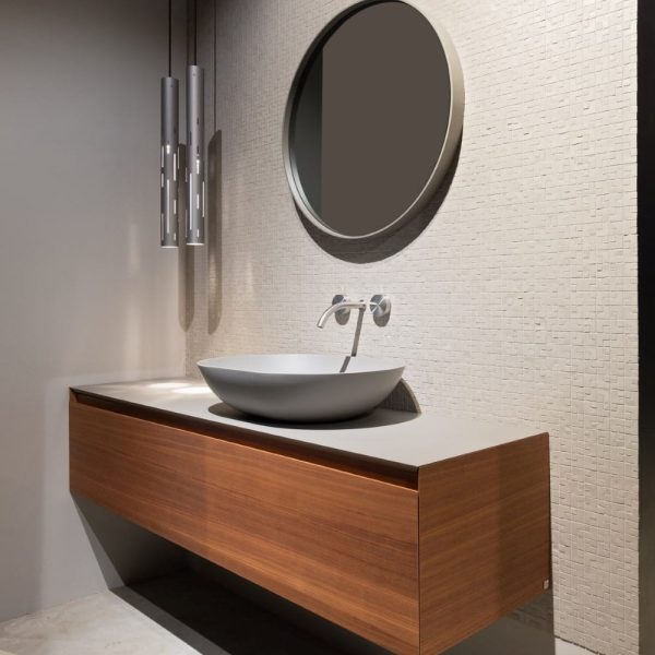 Ein modernes Badezimmer mit Holzwaschbecken und Spiegel mit Fliesen für einen Hauch von Stil und Wellness. | casaceramica