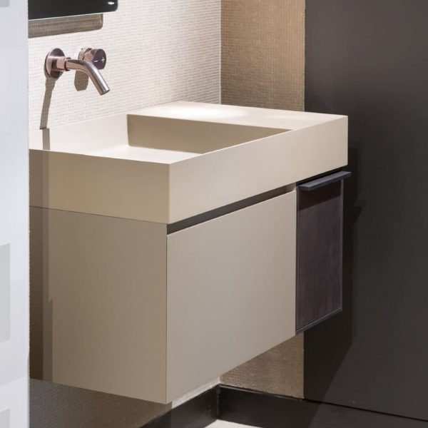 Ein modernes Badezimmer mit Waschbecken und Spiegel für Badausstellungsbegeisterte. | casaceramica