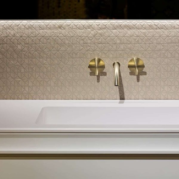 Ein modernes Badezimmer mit weißem Waschbecken und Spiegel mit Wellnesselementen. | casaceramica