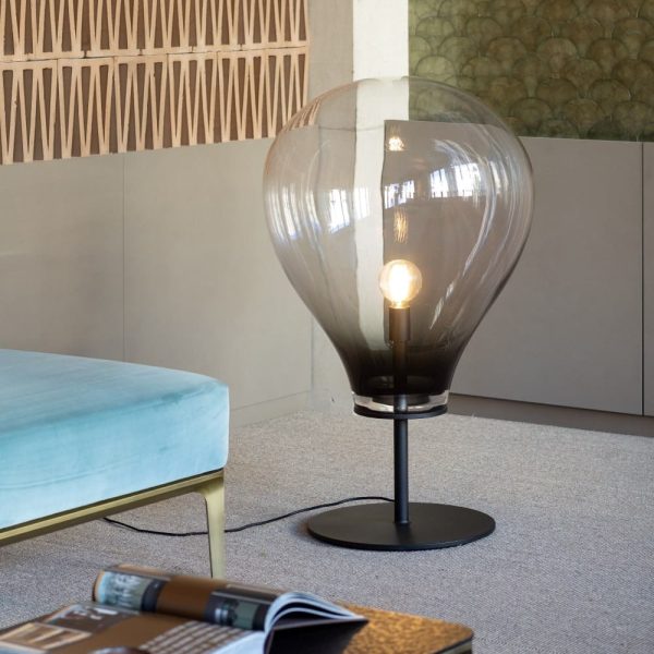 Ein modernes Wohnzimmer mit einer Glas-Stehlampe zur Badausstellung. | casaceramica