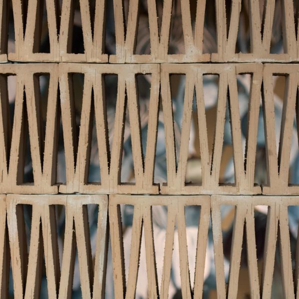Eine Nahaufnahme eines Holzgitters mit Muster darauf in einer Badausstellung. | casaceramica
