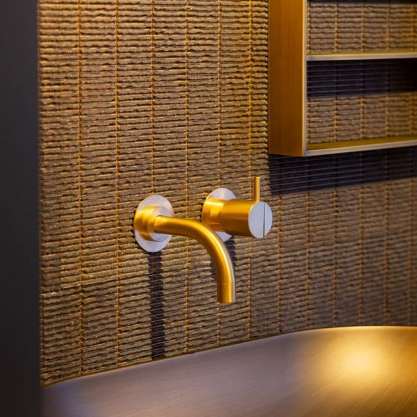 Ein Badezimmer mit goldenem Waschbecken und Wasserhahn für ein luxuriöses Badausstellung-Erlebnis. | casaceramica