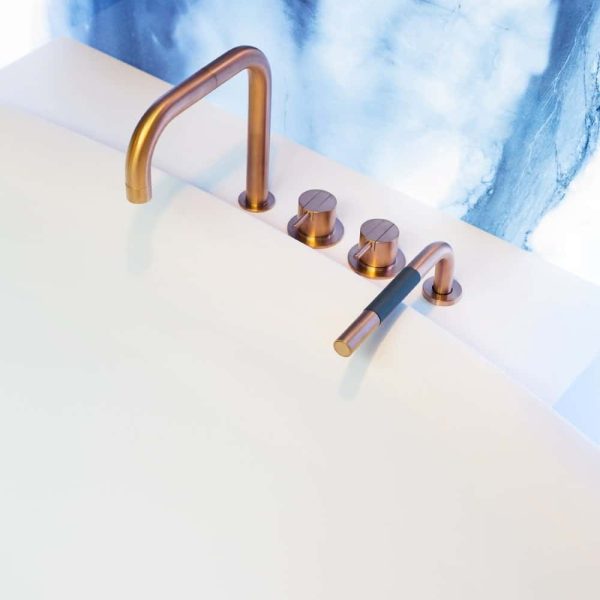Eine Badewanne mit blauem Hintergrund und einem Wasserhahn aus Kupfer, perfekt für die Schaffung eines luxuriösen Wellness-Refugiums in Ihrem Badezimmer. | casaceramica