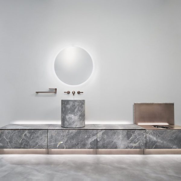 Ein Badezimmer mit Marmorwaschbecken und Spiegel für eine stilvolle Badausstellung. | casaceramica