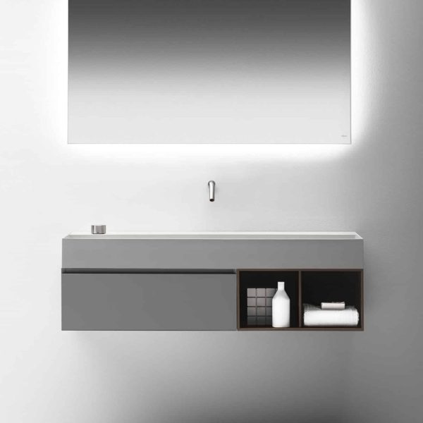 Ein moderner Badezimmer-Waschtisch mit Schubladen und einem Spiegel aus der Badausstellung-Kollektion. | casaceramica