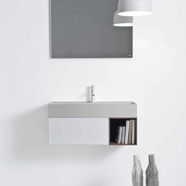 Ein moderner Badezimmer-Waschtisch mit Spiegel für Wellness. | casaceramica