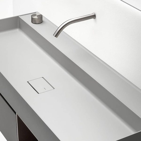 Ein modernes Badezimmerwaschbecken mit Waschbecken und Spiegel, perfekt für Ihre Sanitärbedürfnisse. | casaceramica