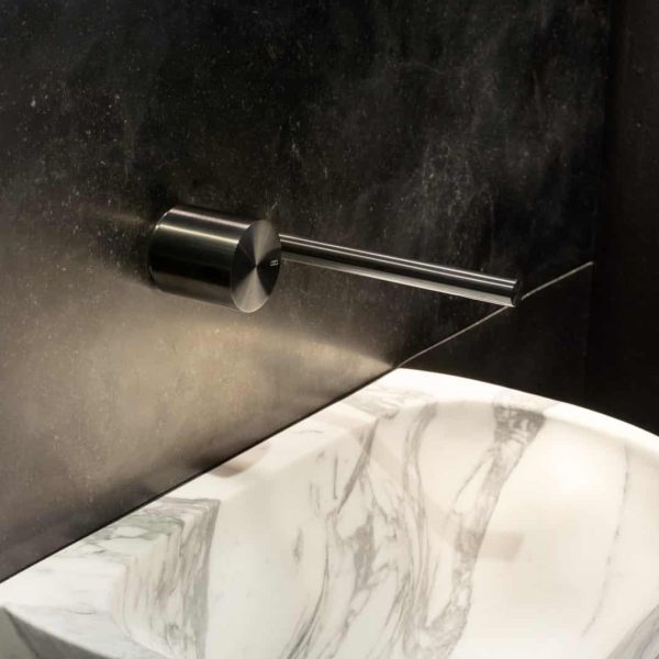 Ein Waschbecken aus schwarzem Marmor in einem Badezimmer für Wellnesszwecke. | casaceramica