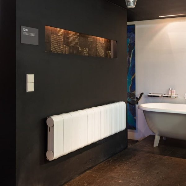 Ein Badezimmer mit schwarzen Wänden und einer Badewanne, perfekt für eine moderne Badausstellung. | casaceramica