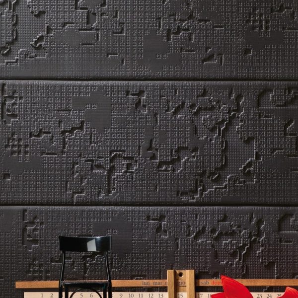 Ein Raum mit einer schwarzen Wand und einem Stuhl, perfekt für eine Badausstellung. | casaceramica