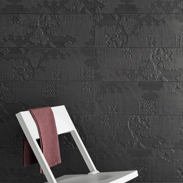 Ein Stuhl vor einer dunklen Wand. | casaceramica