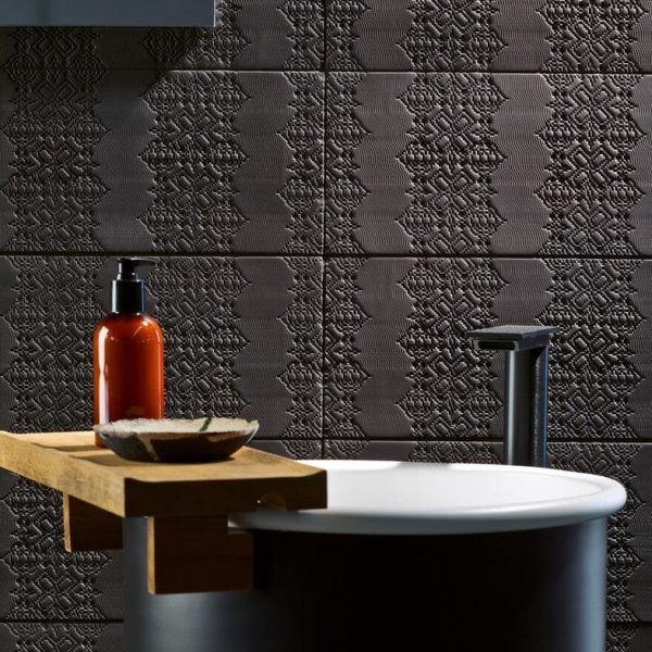 Ein Badezimmer mit einer schwarz gefliesten Wand für eine moderne Badausstellung. | casaceramica