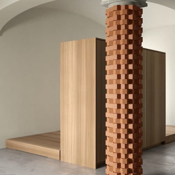 Ein Raum mit Holzsäulen und Holzboden, perfekt für eine gemütliche Atmosphäre. | casaceramica