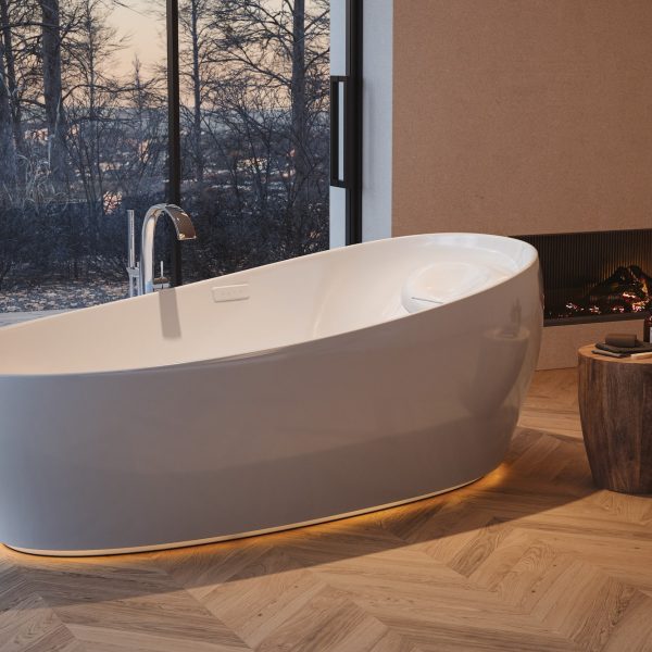 Eine weiße Badewanne in einem Zimmer mit Holzböden vermittelt ein Gefühl von Wohlbefinden und Ruhe. | casaceramica