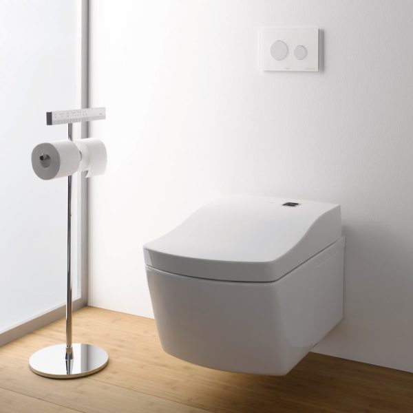 Eine weiße Toilette in einem Badezimmer mit Fliesen. | casaceramica