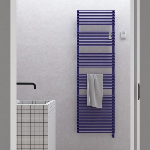 Ein Badezimmer mit lila Handtuchhalter und Wellness. | casaceramica