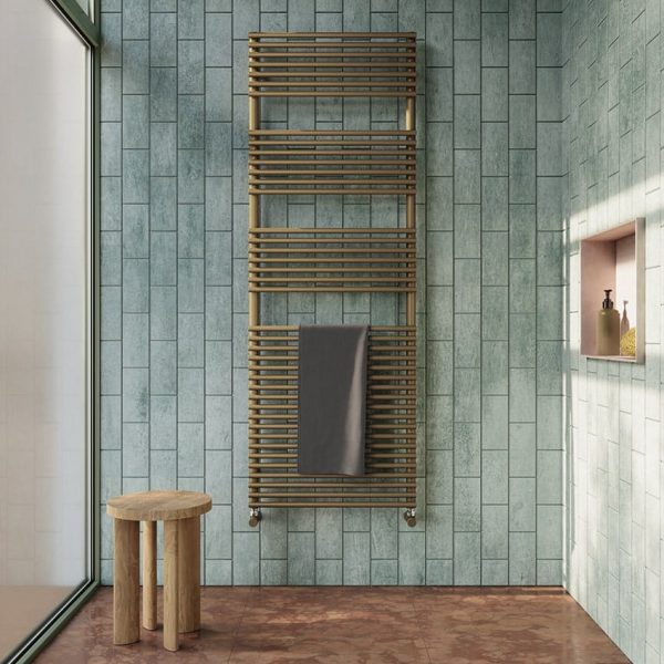 Ein Badezimmer mit gefliesten Wänden und einem Handtuchhalter als Sanitärraum. | casaceramica