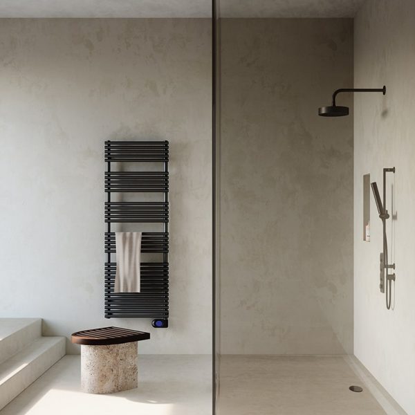 Ein modernes Badezimmer mit Glasduschtür und Fliesen. | casaceramica