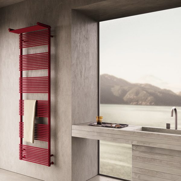 Ein roter Handtuchhalter in einem modernen Badezimmer. | casaceramica
