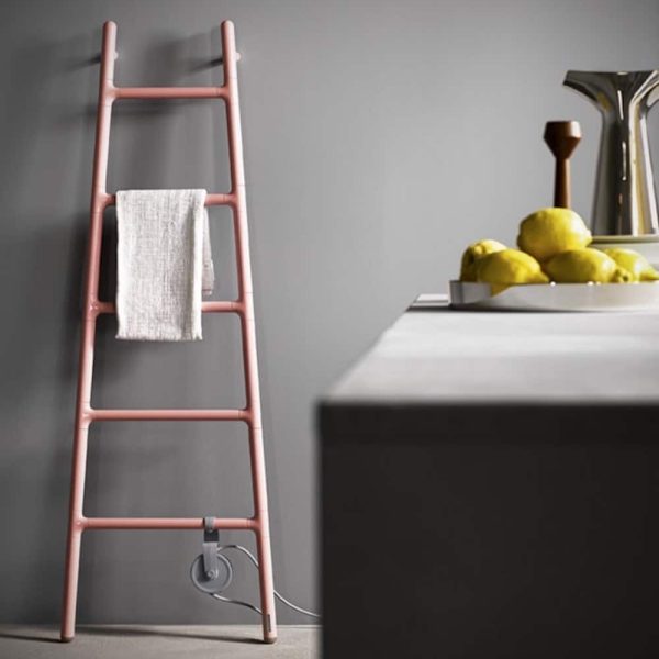 Eine mit Zitronen geschmückte rosa Leiter, perfekt, um Ihrer Badausstellung einen Hauch von Farbe zu verleihen. | casaceramica