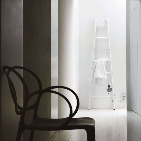 Ein weißes Badezimmer mit einem Stuhl. | casaceramica