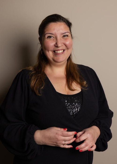 Eine lächelnde Frau in einem schwarzen Hemd bei einer Wellness-Veranstaltung. | casaceramica