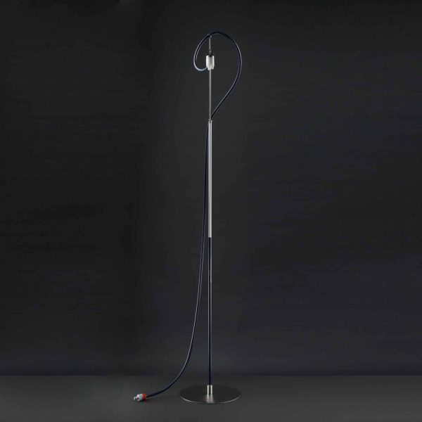 Eine Stehlampe mit Kabel vor dunklem Hintergrund. | casaceramica