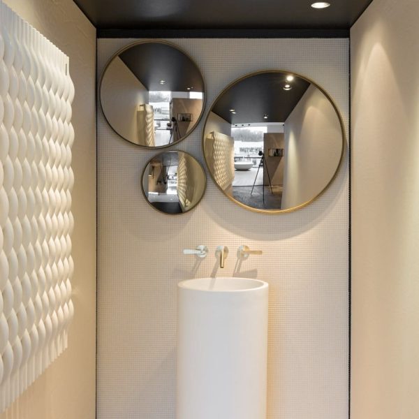Ein Badezimmer mit weißem Waschbecken und Spiegeln zum Wohlfühlen. | casaceramica
