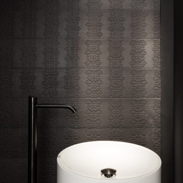 Ein weißes Waschbecken in einem Badezimmer mit schwarzen Wänden. (Sanitär) | casaceramica