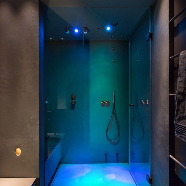Dusche inklusive Dampfgenerator und Farblichttherapie. Die italienischen Duscharmatur ist in einem Bronze Ton.
