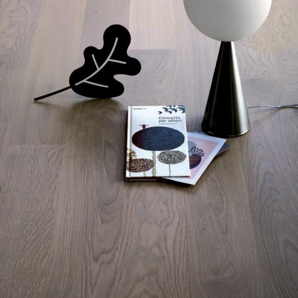 Ein Holzboden mit einer Lampe und Büchern darauf in einer Badausstellung. | casaceramica