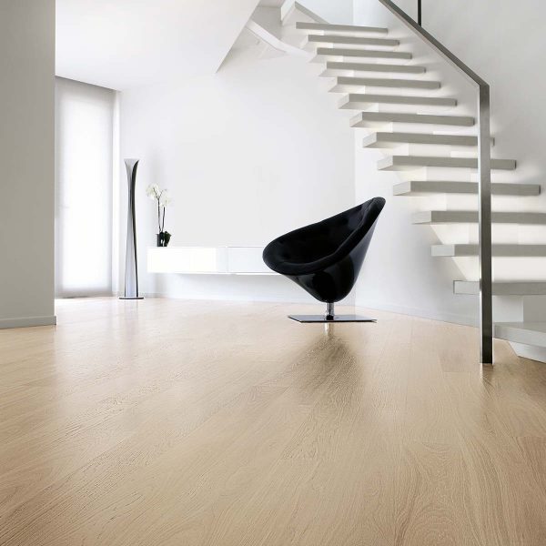 Ein weißer Raum mit Holzböden und einer Treppe. | casaceramica